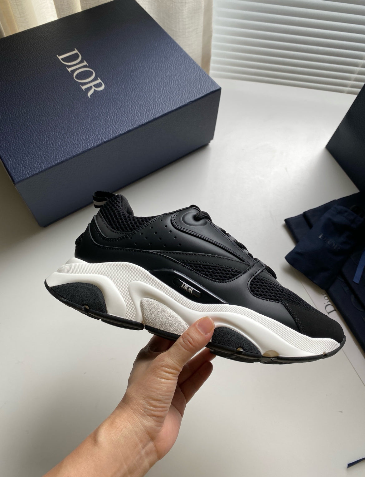 B22s white/black