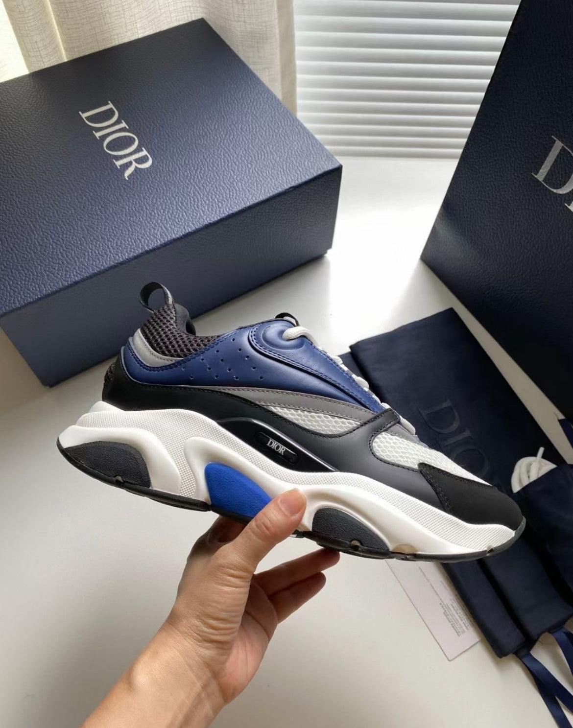 B22 Navy/Black