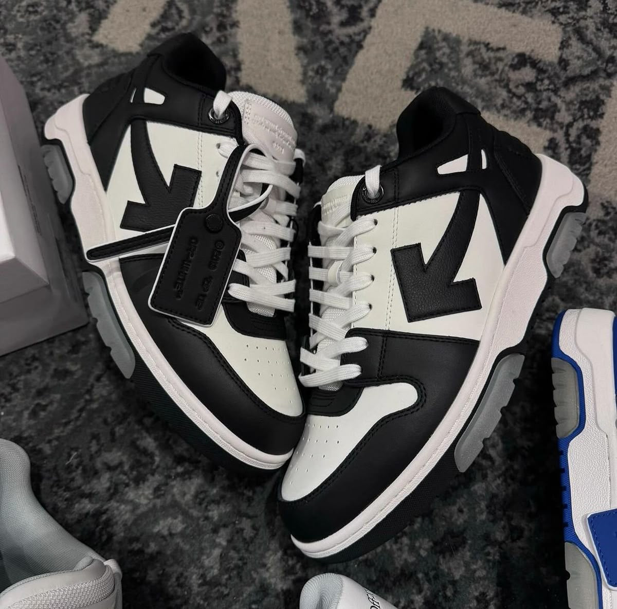 Out The Office Trainer black/white