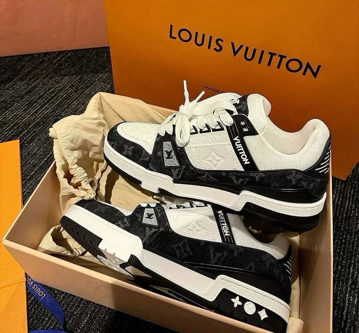 LV trainer black/white