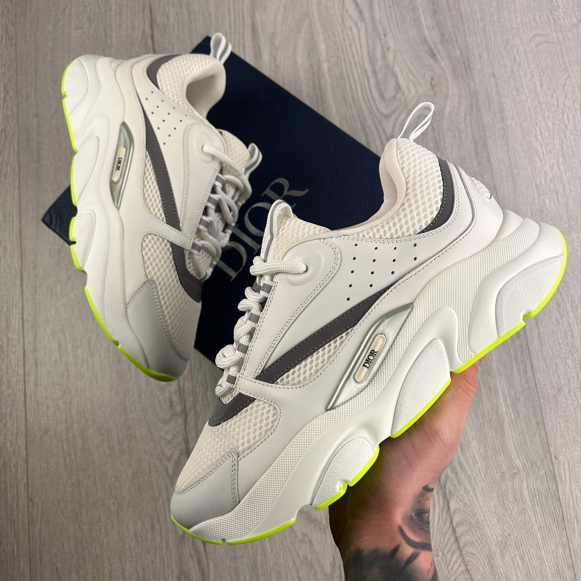 B22s neon/white